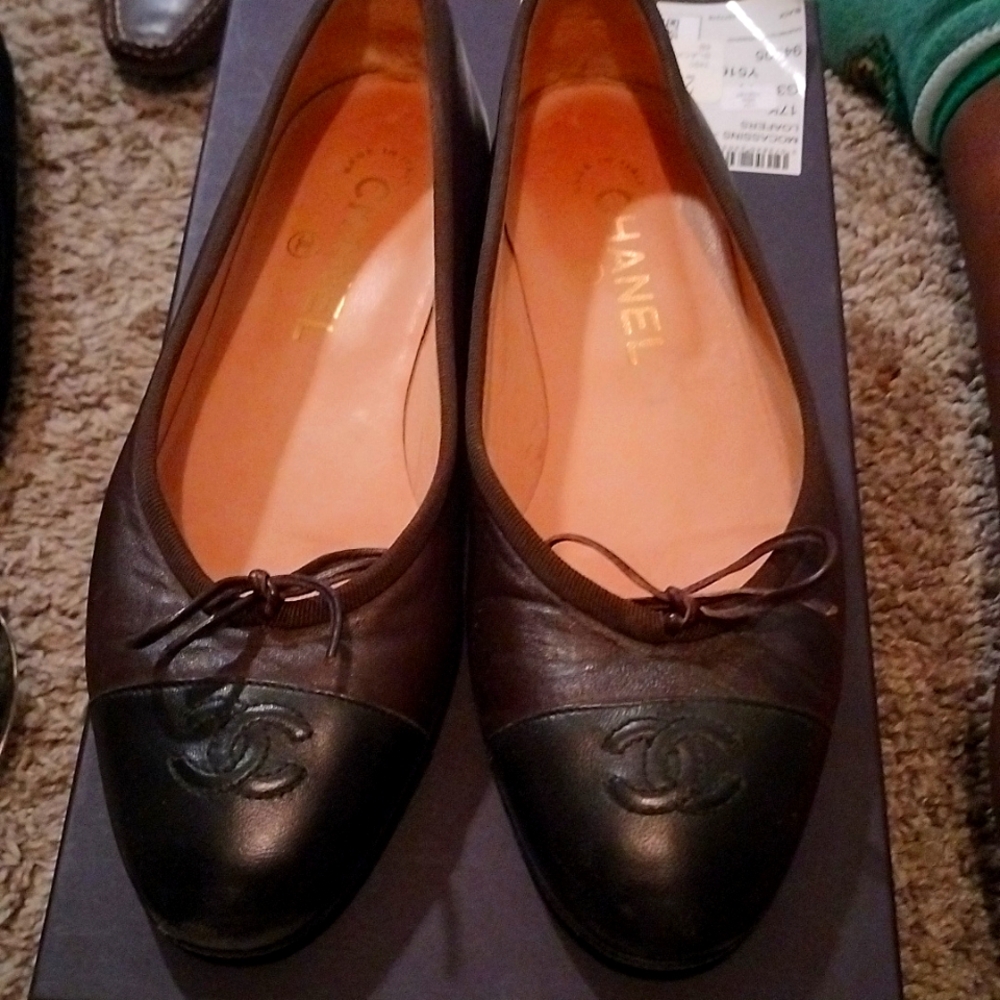 A beautiful pair of women's Chanel ballet flats size 6